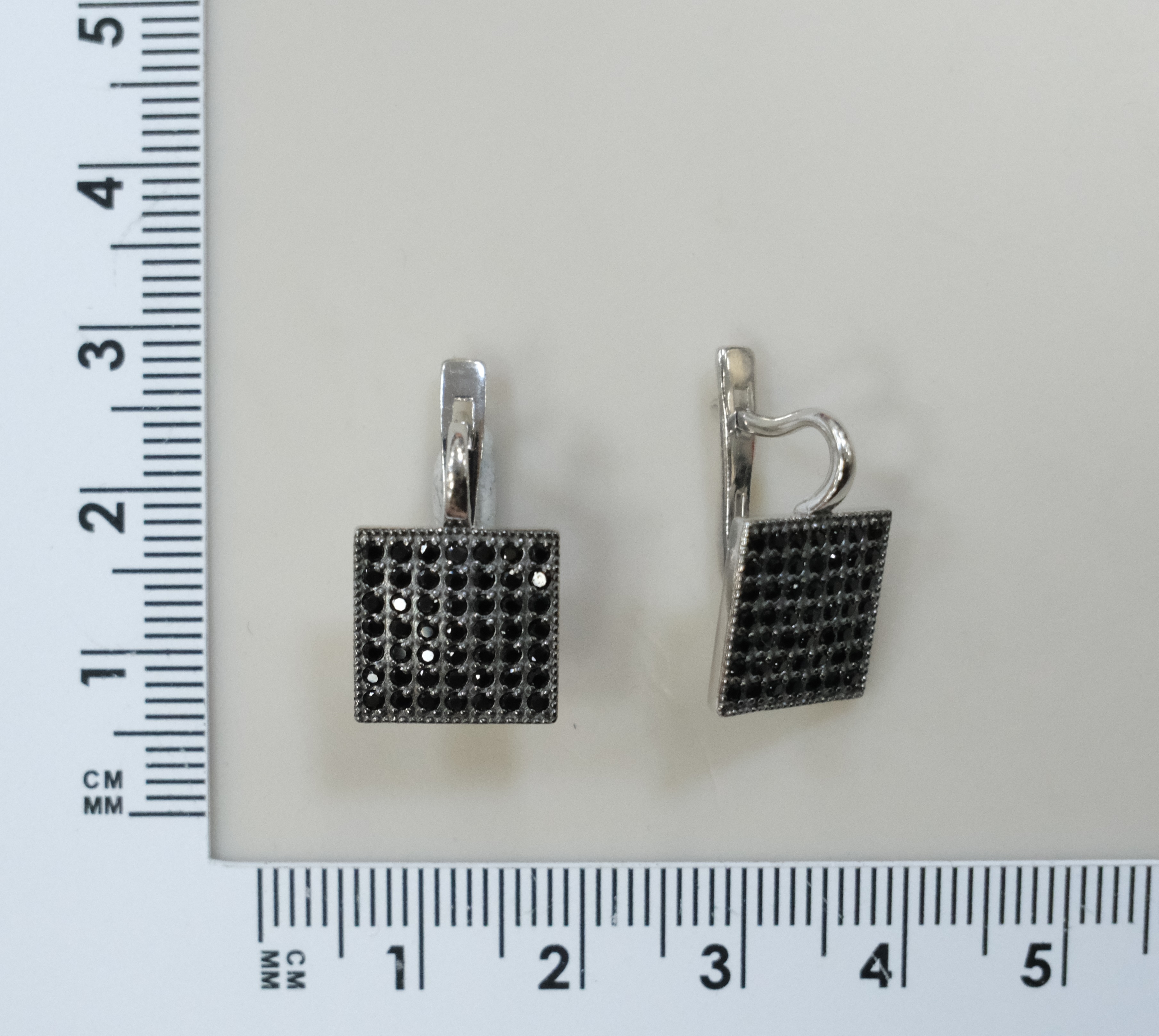 Серебряные серьги со шпинелью